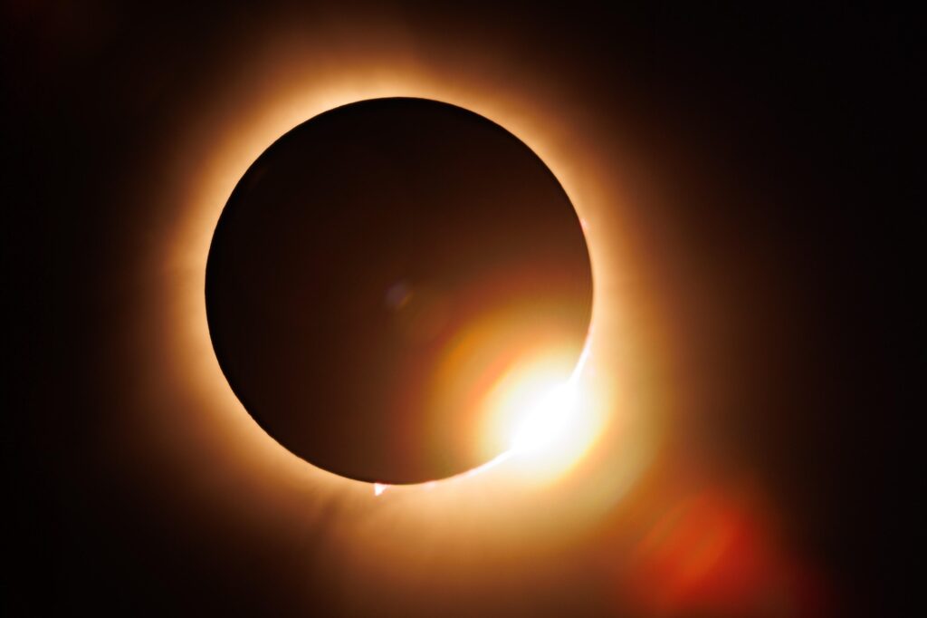 Kosmos-Medien zur Sonnenfinsternis