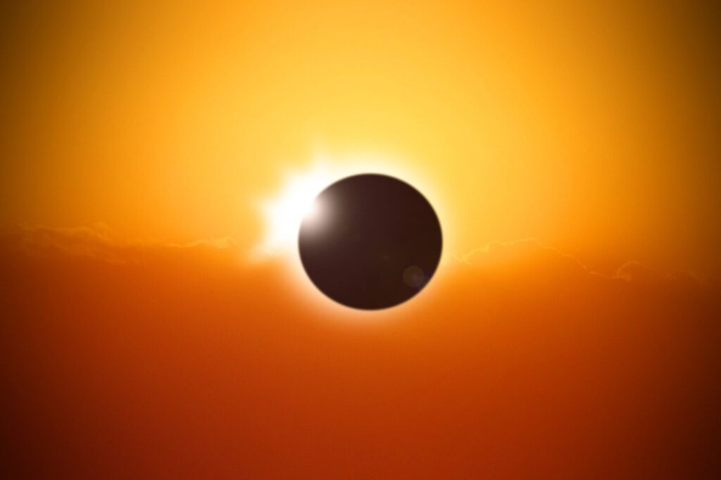 Kosmos-Medien zur Sonnenfinsternis